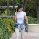 Bethenny Frankel – Goes for a stroll in Miami Beach - 454 x 721