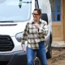 Jennifer Garner – checks on her house under construction in Brentwood