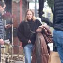 Kristen Bell – Steps out to get lunch in Los Feliz
