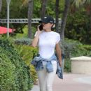 Bethenny Frankel – Goes for a stroll in Miami Beach - 454 x 723