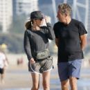 Julia Roberts – Walking on the beach on the Gold Coast - 454 x 636