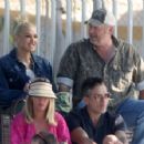 Gwen Stefani – With Blake Shelton watch her son play a game in Los Angeles - 454 x 354