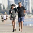 Julia Roberts – Walking on the beach on the Gold Coast - 454 x 324