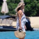 Goldie Hawn – Seen with Kurt Russell in Greece - 454 x 635