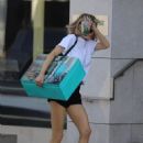 Charlotte McKinney – Spotted carrying large box of Casamigos tequila - 454 x 681