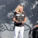 Malin Akerman – Wear a Pearl Jam T-shirt in Los Angeles145510