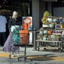 Jordyn Blum kept her wedding ring off while grocery shopping at Gelson's Market in Los Angeles - 454 x 303