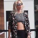 Lady Gaga – Shows off her six-pack while shopping in Malibu - 454 x 647