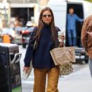 Katie Holmes – Grabbing coffee in New York - 454 x 681