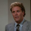 Wings Hauser- as Wallace Evans