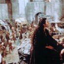 Julianna Margulies as Morgan and Edward Atterton as King Arthur in The Mists of Avalon (2001)