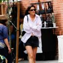 Katie Holmes – Shopping candids on the streets of New York - 454 x 621