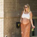 Taylor Neisen – Photographed with her baby bump in New York - 454 x 637
