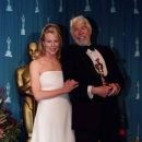 The 71st Annual Academy Awards - Kim Basinger and James Coburn - Press Room (1999) - 399 x 381