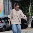 Kristen Bell – Goes for a stroll in Los Feliz