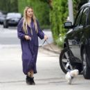 Kate Hudson – Seen with her dog in Los Angeles
