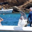 Goldie Hawn – Seen with Kurt Russell in Greece - 454 x 327