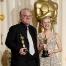 Philip Seymour Hoffman and Reese Witherspoon At The 78th Annual Academy Awards (2006) -  Press Room - 335 x 500