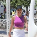 Jennifer Nicole Lee – Is pictured with Savannah Chrisley and brother Chase in Miami - 454 x 907