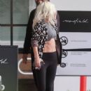 Lady Gaga – Shows off her six-pack while shopping in Malibu - 454 x 641