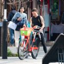 Mel C – Checks out a lime bike in central London - 454 x 468