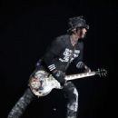 Guns N' Roses live at Festival d'été de Québec on July 12, 2013 - 454 x 554