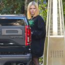Avril Lavigne – Leaves her ride at the Hotel Bel-Air