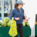 Jennifer Garner – Visits her local Sta. Monica Farmer’s Market