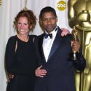 Denzel Washington and Julia Roberts - The 74th Annual Academy Awards (2002) - 426 x 612