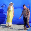 Kristen Wiig – With Ricky Martin filming ‘Mrs. American Pie’ in San Pedro - 454 x 366