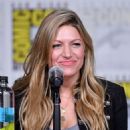 Jes Macallan-   Comic-Con International 2018 - 'DC's Legends Of Tomorrow' Special Video Presentation And Q&A - 454 x 592