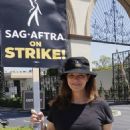 Jeanne Tripplehorn – SAG-AFTRA and WGA Strike outside Paramount Studios in Hollywood - 454 x 653