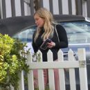 Hilary Duff – Was seen barefoot taking her daughter to a piano class in Los Angeles - 454 x 680