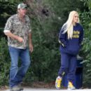 Gwen Stefani – With her husband Blake Shelton take a walk in Los Angeles - 454 x 395