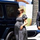 Sofia Richie – Shopping for baby clothes in maternity dress in Beverly Hills - 454 x 681