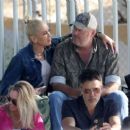 Gwen Stefani – With Blake Shelton watch her son play a game in Los Angeles - 454 x 380