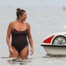 Alena Seredova – On the beach in Alassio - 454 x 303