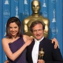 Mira Sorvino and Robin Williams - The 70th Annual Academy Awards - Press Room (1998) - 454 x 567