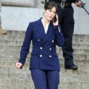 Lizzy Caplan – With Lesli Linka Glatter Filming ‘Zero Day’ in New York - 454 x 753