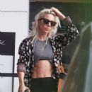 Lady Gaga – Shows off her six-pack while shopping in Malibu - 454 x 514