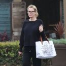 Sandra Lee – Seen shopping along a Malibu sidewalk - 454 x 681