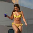 Beyonce Knowles – In a yellow bikini on her yacht in the harbor of the Principality of Monaco - 454 x 685
