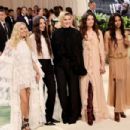 Emma Mackey – 2024 Met Gala in New York - 454 x 302