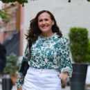 Molly Shannon – In white pants running some errands in New York - 454 x 681