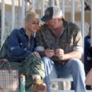 Gwen Stefani – With Blake Shelton watch her son play a game in Los Angeles - 454 x 431
