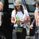 Kelly Rowland – Catches a flight out of Los Angeles - 454 x 772