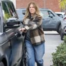 Rita Wilson – Makes a pit stop at a Brentwood gas station - 454 x 627