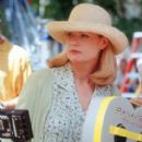 Director and co-writer Bonnie Hunt also plays Megan Dayton in MGM's Return To Me - 2000 - 271 x 400