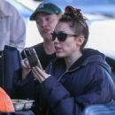 Miley Cyrus – Grabbing lunch at Erewhon with a mystery man in Stidio City - 454 x 681