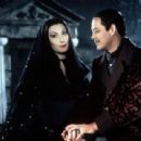 The Addams Family - Raul Julia, Anjelica Huston - 454 x 309
